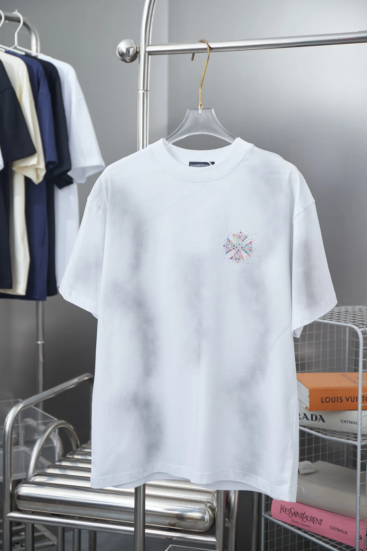 🅿️220 Chrome Hearte CH 25SS early spring new model, hot diamond short sleeves, light luxury, a must-have item for daily commuting for men and women, correct version, welcome to compare, detailed features · 280 grams of 100% pure cotton double yarn jersey fabric · Special thickened 32 pieces of double-strand 1X1 thread in the same vat · Imported Australian matte pearlescent diamonds. Ready-made garments are dyed, and then faded and fried snowflakes are used. Then wash to make it look old. General washing will improve the effect · Double-needle stitching across seams · Original main mark, washed tag, branded moisture-proof paper packaging Color: Black/White/Orange Size: S/M/L/XL